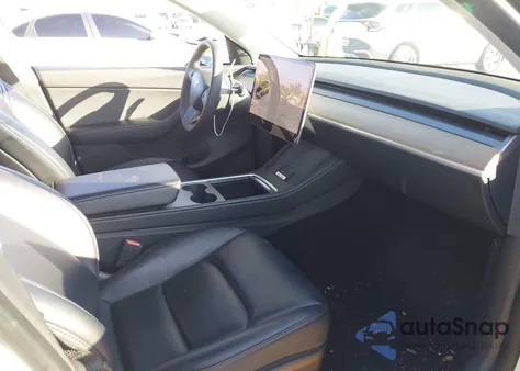 2021 Tesla Model Y Long Range Dual Motor All-Wheel Drive z USA, uszkodzony, nr VIN 5YJYGDEE3MF142120